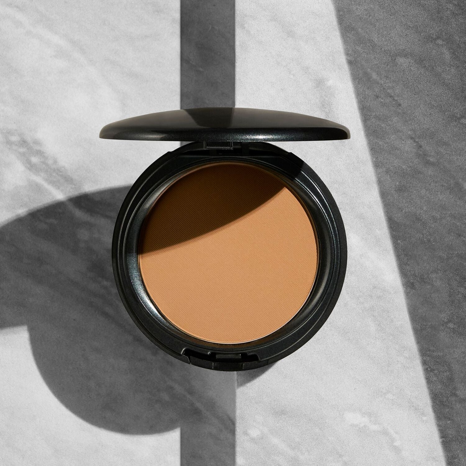 Coverfx Pressed Mineral Foundation in shade M5