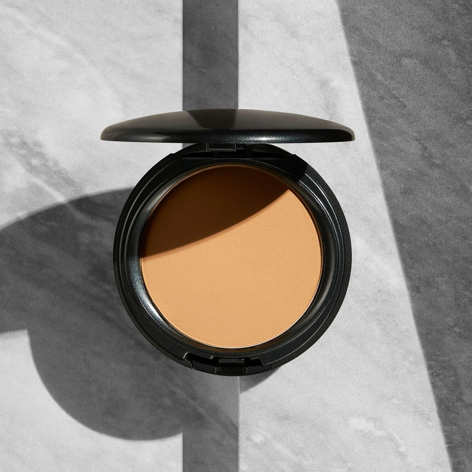 Coverfx Pressed Mineral Foundation in shade M4